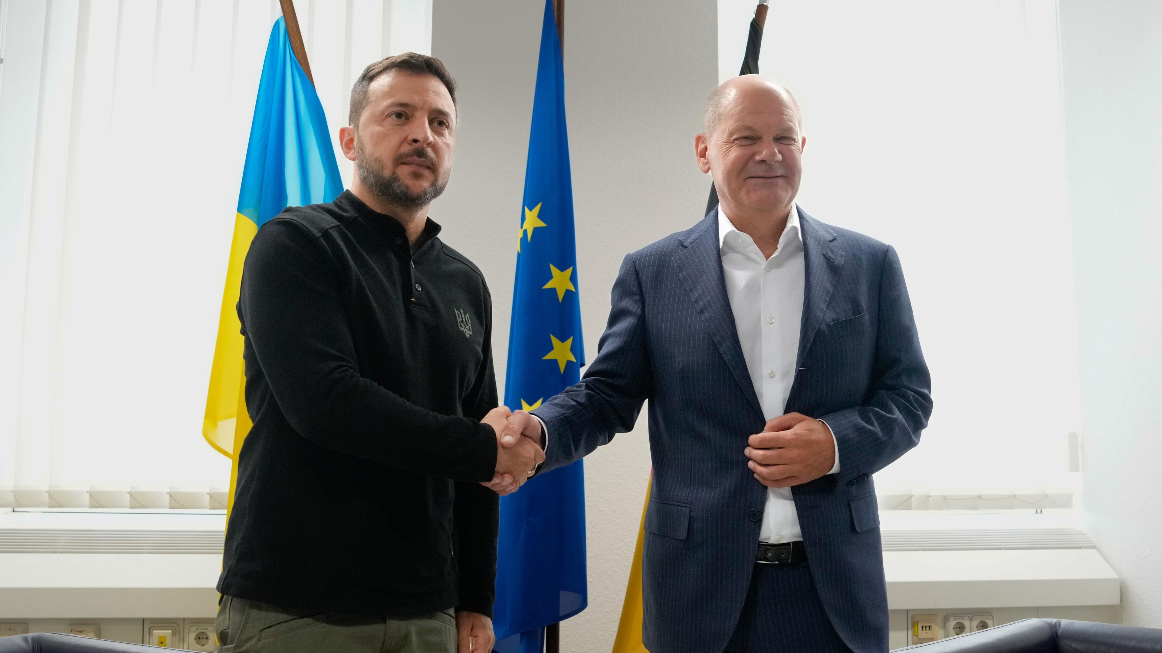 Der ukranische Präsident Selenskyj trifft sich nach dem Ramstein-Treffen mit Bundeskanzler Scholz. 