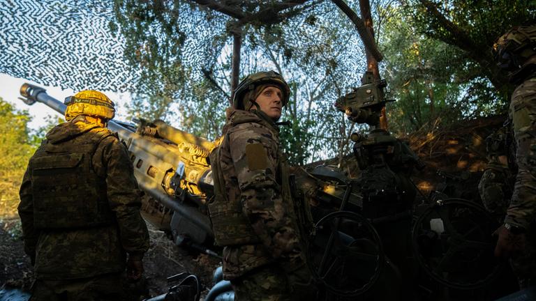 Ukrainische Soldaten der 148. separaten Artilleriebrigade in der Region Donezk