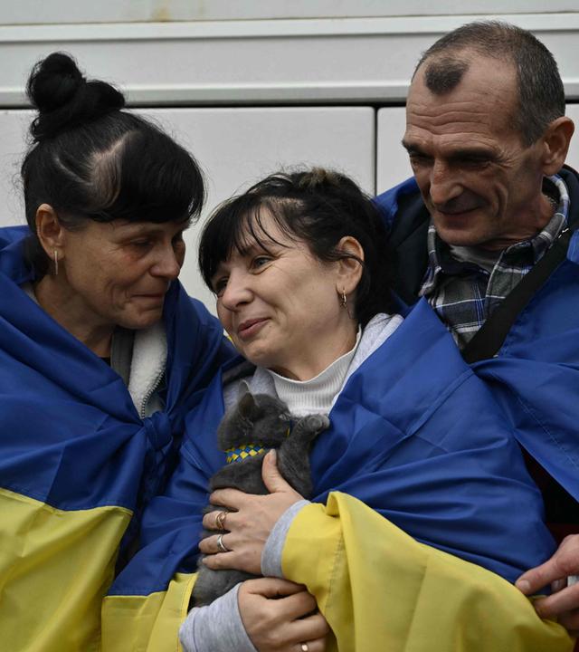  Bewohner und ihre Katze, die im Rahmen einer humanitären Mission aus der von Russland kontrollierten Stadt Oleshky evakuiert wurden, zeigen ihre Reaktionen bei der Ankunft an einem nicht genannten Ort in der Ukraine