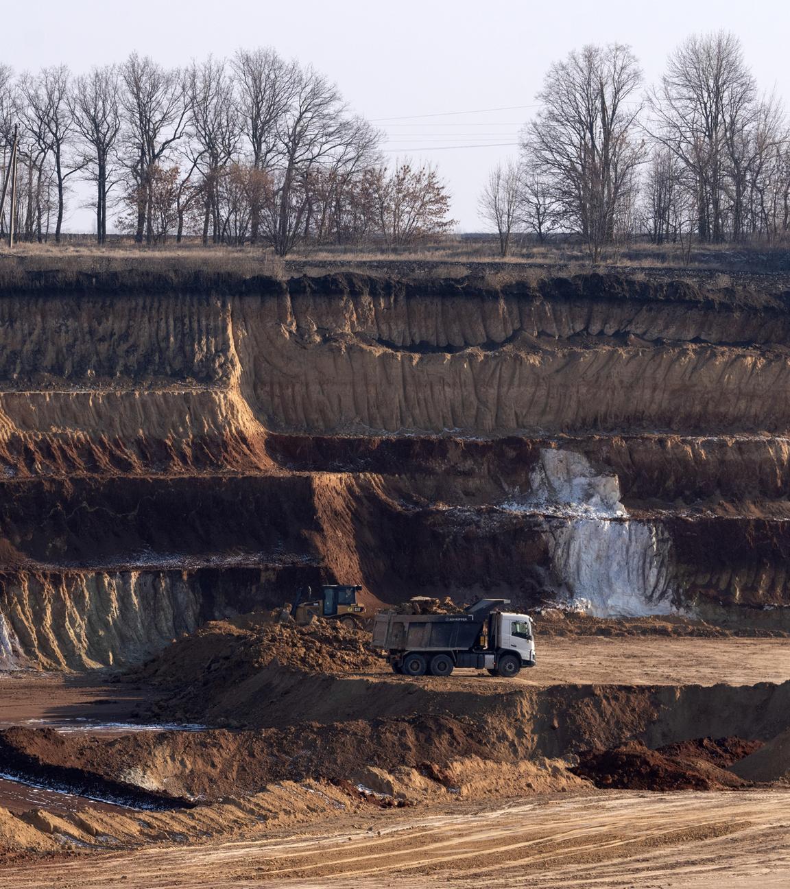 Ein Bergbau-Lkw transportiert eine Ladung in einem Ilmenit-Tagebau in der Zentralukraine. Ilmenit ist das bedeutendste Titan-Mineral. 