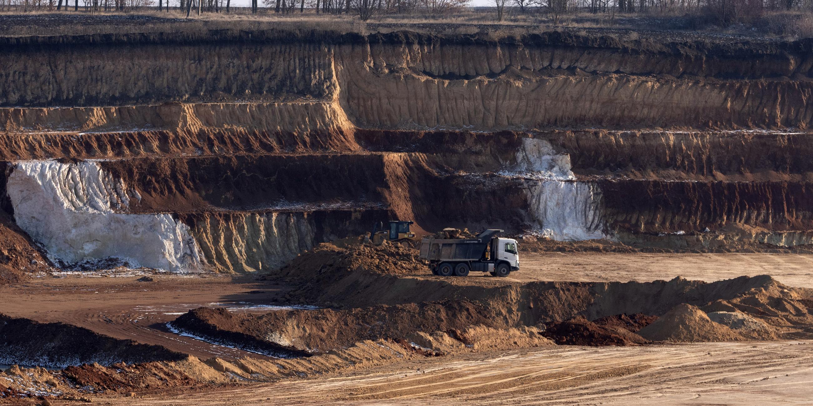 Ein Bergbau-Lkw transportiert eine Ladung in einem Ilmenit-Tagebau in der Zentralukraine. Ilmenit ist das bedeutendste Titan-Mineral. 