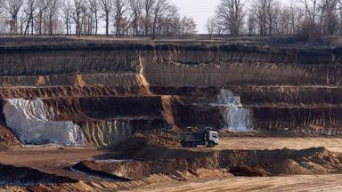 Ein Bergbau-Lkw transportiert eine Ladung in einem Ilmenit-Tagebau in der Zentralukraine. Ilmenit ist das bedeutendste Titan-Mineral. 