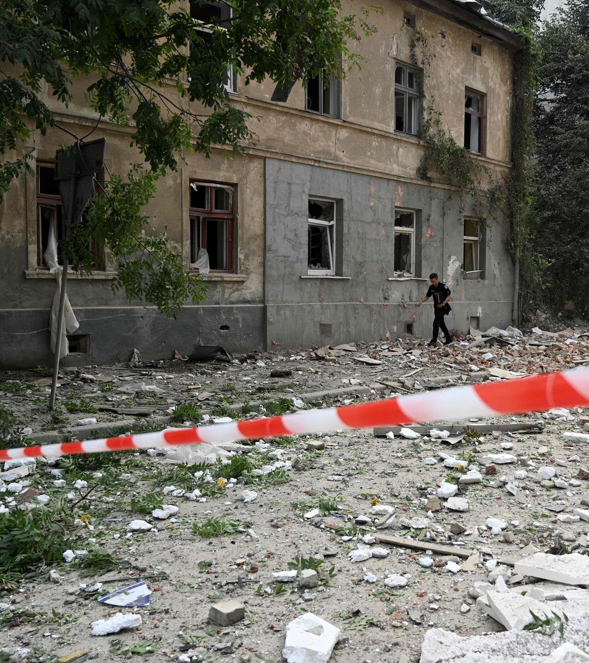 Ein Mann geht am 21. August 2025 während der russischen Invasion in der Ukraine an einem Wohngebäude vorbei, das durch russische Luftangriffe in der westukrainischen Stadt Lwiw beschädigt wurde.