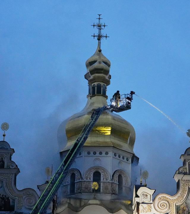 Ukraine: Kiew: Nach russischen Luftangriffen steht das Höhlenkloster in Kiew in Brand. 