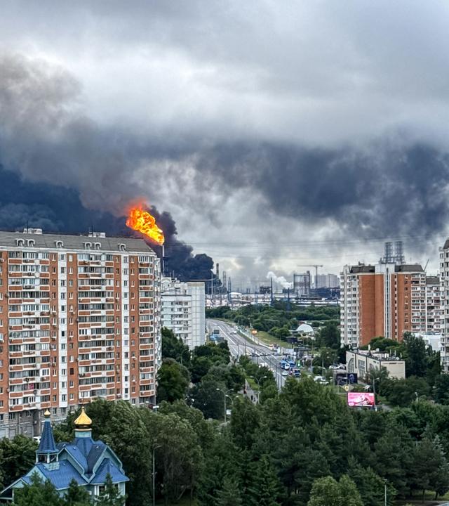 Am 18. Juni 2026 steigt schwarzer Rauch aus dem Bereich der Moskauer Ölraffinerie des russischen Ölproduzenten Gazprom Neft am südöstlichen Stadtrand von Moskau auf.