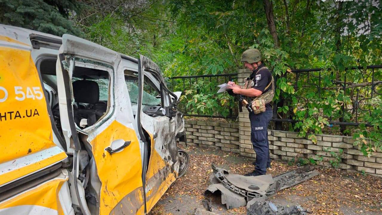 Ukrainischer Polizist inspiziert die Schäden des russischen Bombenangriffs