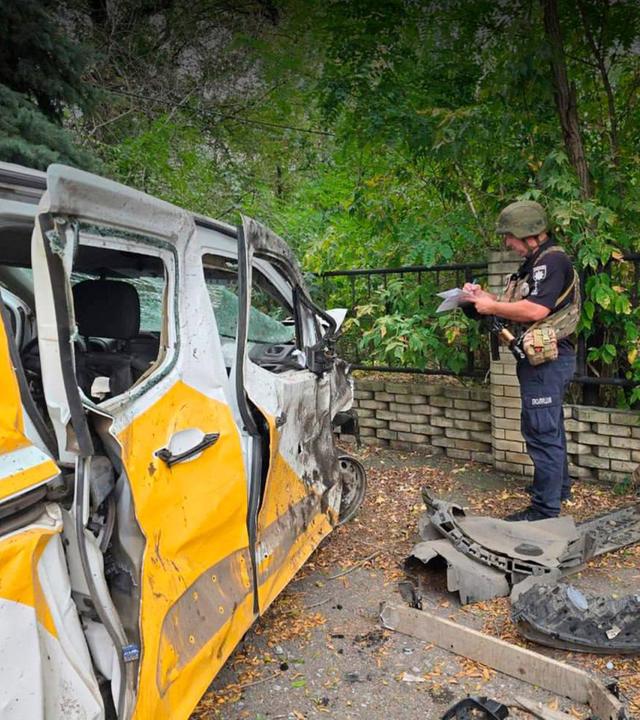 Ukrainischer Polizist inspiziert die Schäden des russischen Bombenangriffs