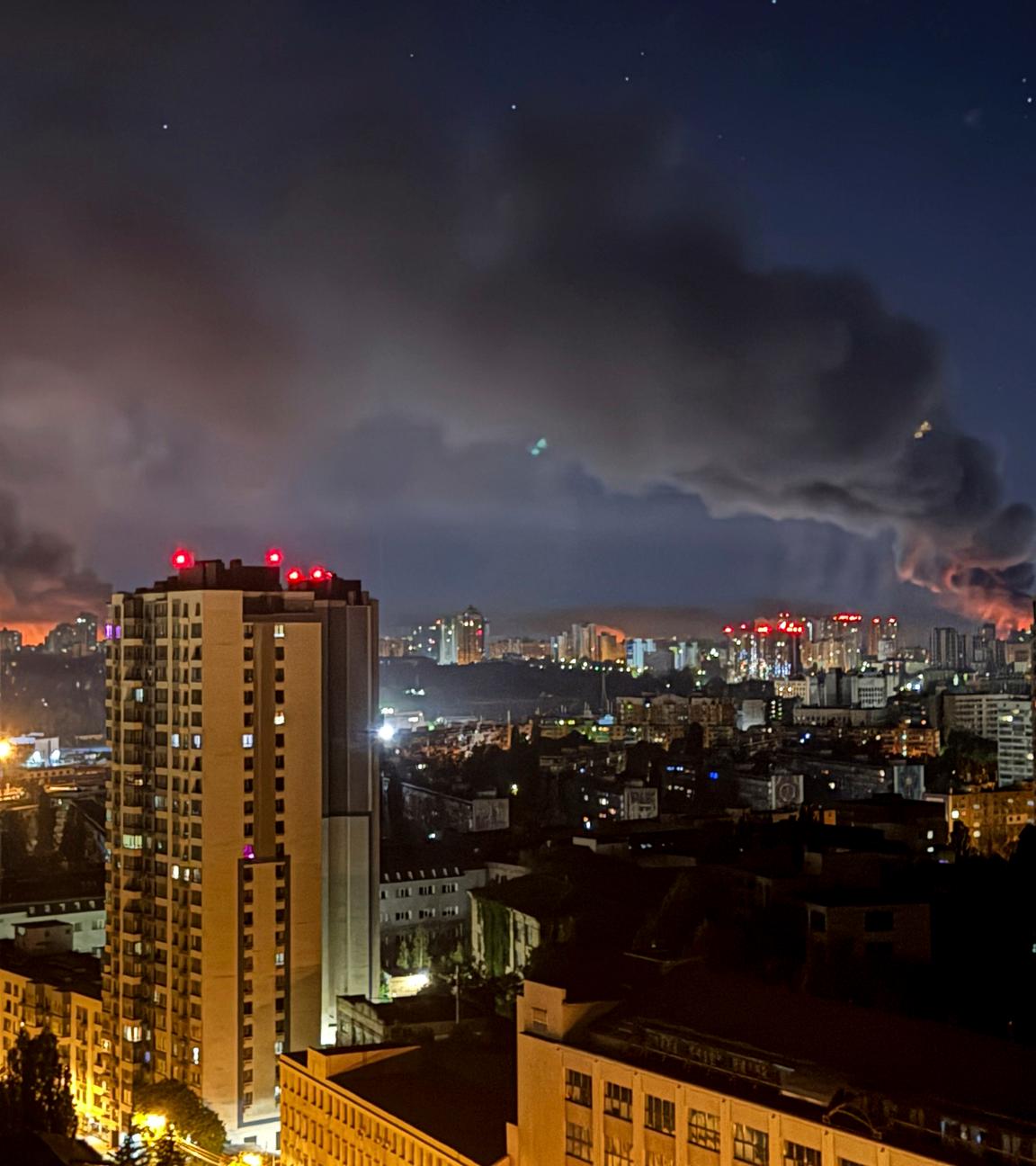 Rauch steigt nach einem russischen Angriff am 04.07.2025 in Kiew, Ukraine, auf.