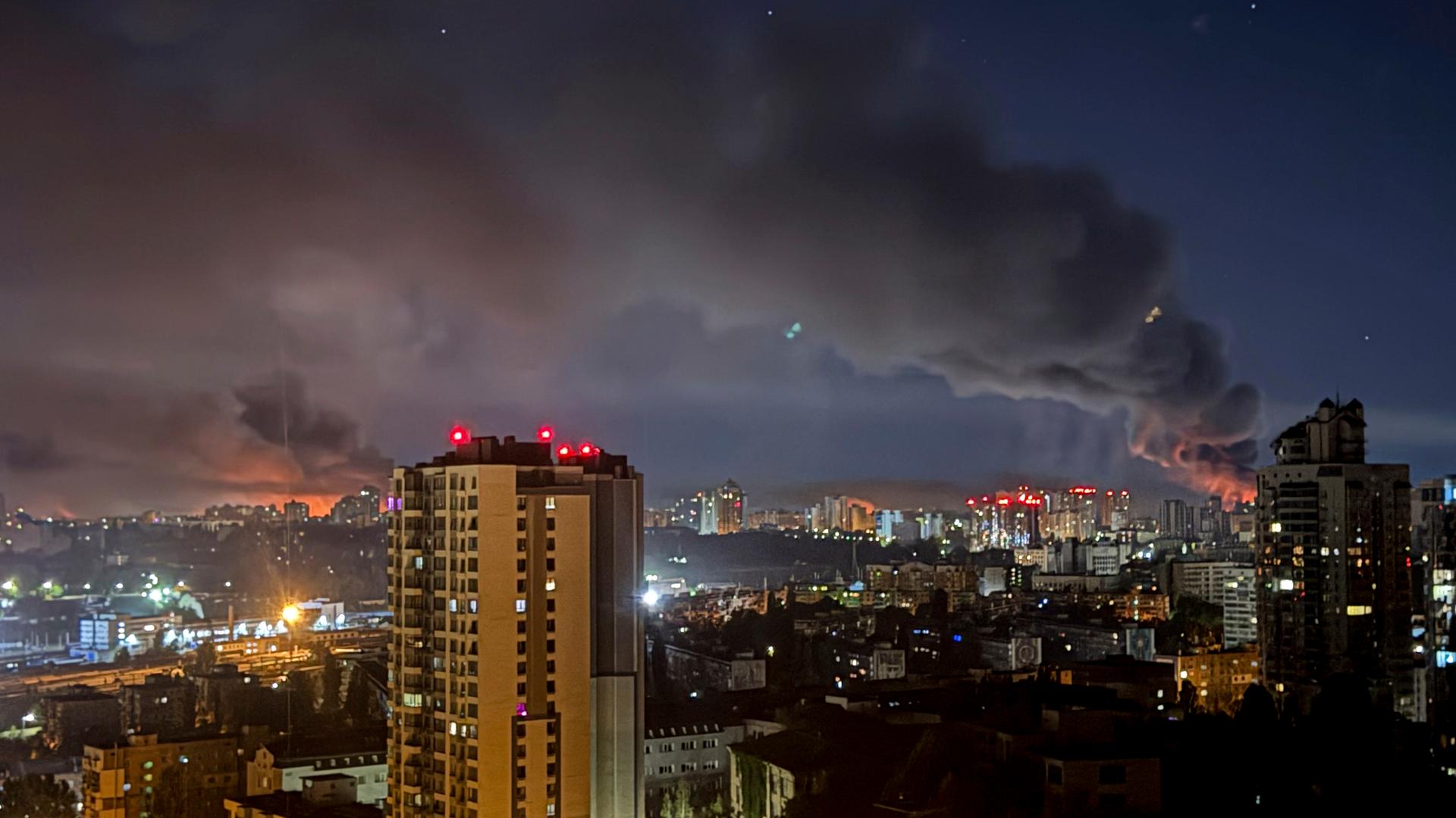 Rauch steigt nach einem russischen Angriff am 04.07.2025 in Kiew, Ukraine, auf.