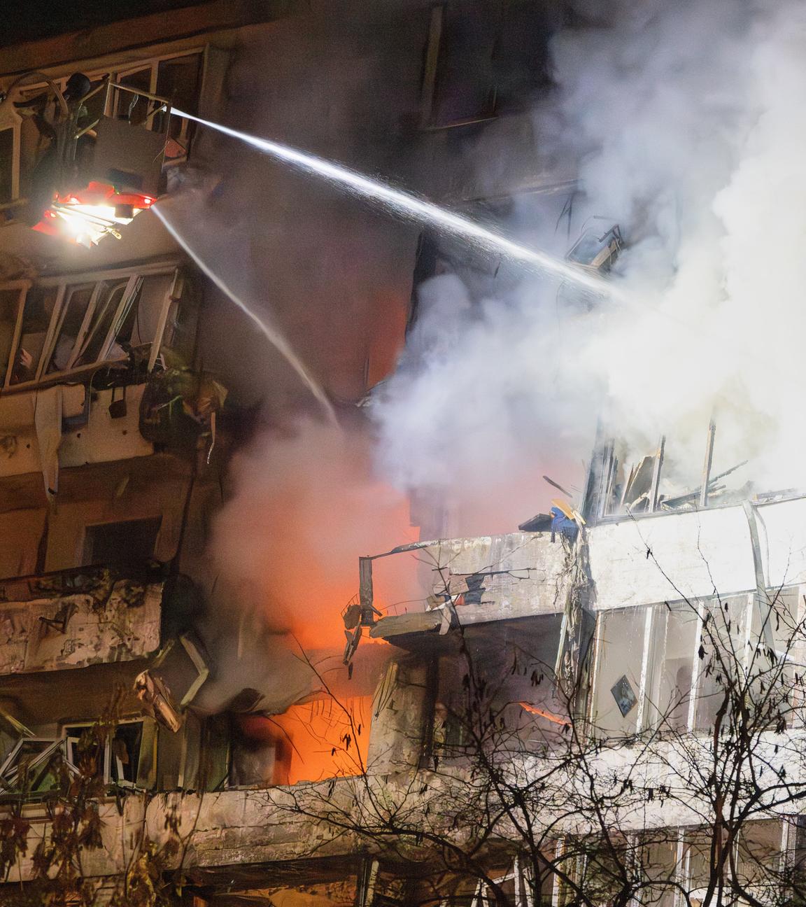 Ein brennendes Haus, nachdem Russland erneut einen Dorhnenangriff auf die Ukraine gestartet hat