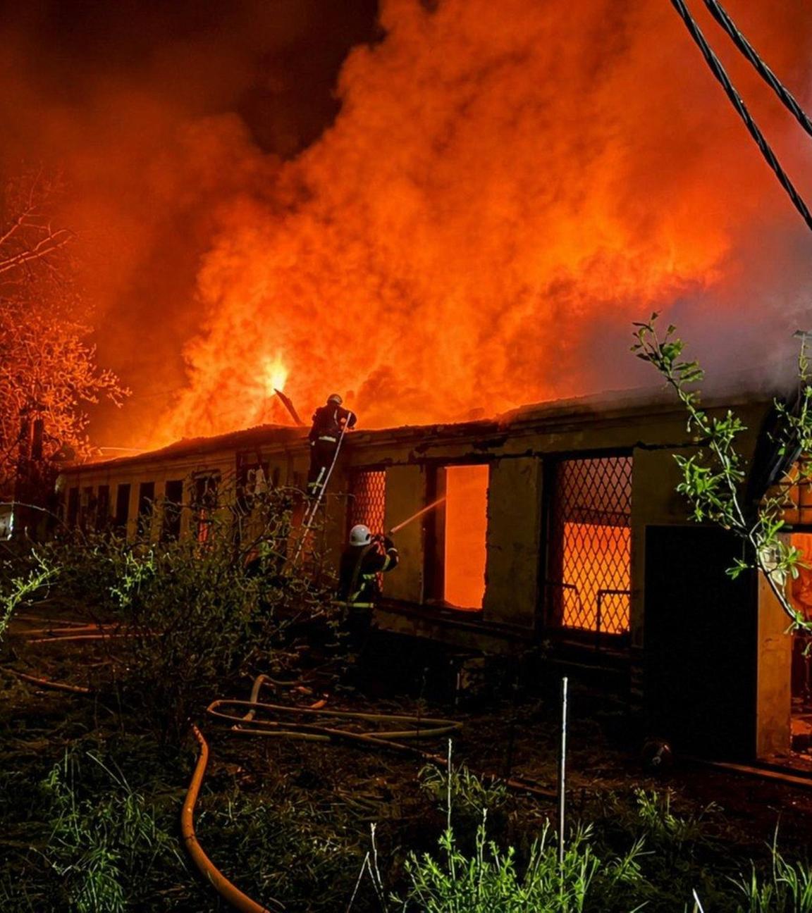 Auf diesem vom ukrainischen Katastrophenschutz zur Verfügung gestellten Foto löschen Feuerwehrleute am Samstag, den 2. Mai 2026, in der Region Odessa, Ukraine, einen Brand in einem Gebäude nach einem russischen Drohnenangriff.