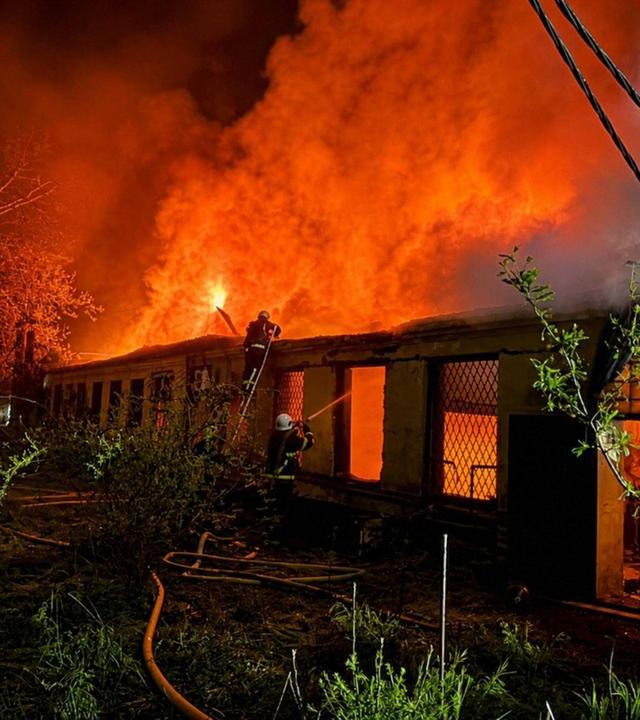 Auf diesem vom ukrainischen Katastrophenschutz zur Verfügung gestellten Foto löschen Feuerwehrleute am Samstag, den 2. Mai 2026, in der Region Odessa, Ukraine, einen Brand in einem Gebäude nach einem russischen Drohnenangriff.