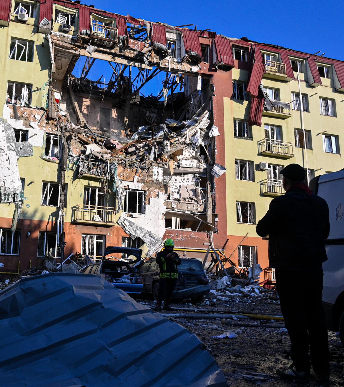 Odessa: Ein Rettungshelfer geht vor einem schwer beschädigten Wohnhaus.