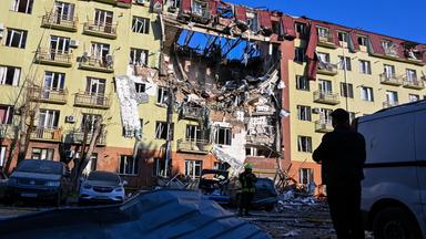Odessa: Ein Rettungshelfer geht vor einem schwer beschädigten Wohnhaus.