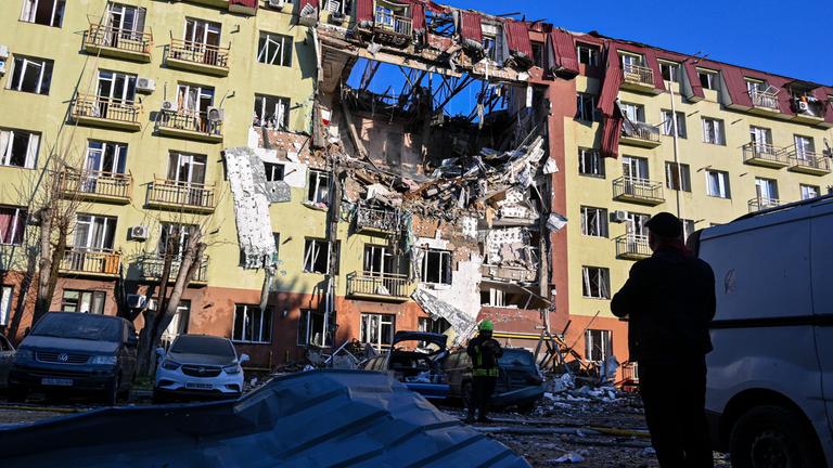 Odessa: Ein Rettungshelfer geht vor einem schwer beschädigten Wohnhaus.