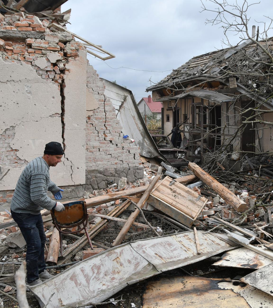 Ein Mann inspiziert in der Nacht des 5. Oktober 2025 während der anhaltenden russischen Invasion den Ort eines russischen Angriffs im Dorf Lapoivka in der Nähe von Lviv in der Westukraine. Laut einem Bericht des staatlichen Katastrophenschutzdienstes starben mindestens fünf Menschen und Dutzende wurden verletzt, nachdem Russland über Nacht einen Angriff auf die Ukraine mit mehr als 50 Raketen verschiedener Typen und 500 Angriffsdrohnen gestartet hatte. Die Regionen Lviv, Ivano-Frankivsk, Saporischschja, Tschernihiw, Sumy, Charkiw, Cherson, Odessa und Kirowohrad waren über Nacht von einem massiven kombinierten Angriff betroffen.