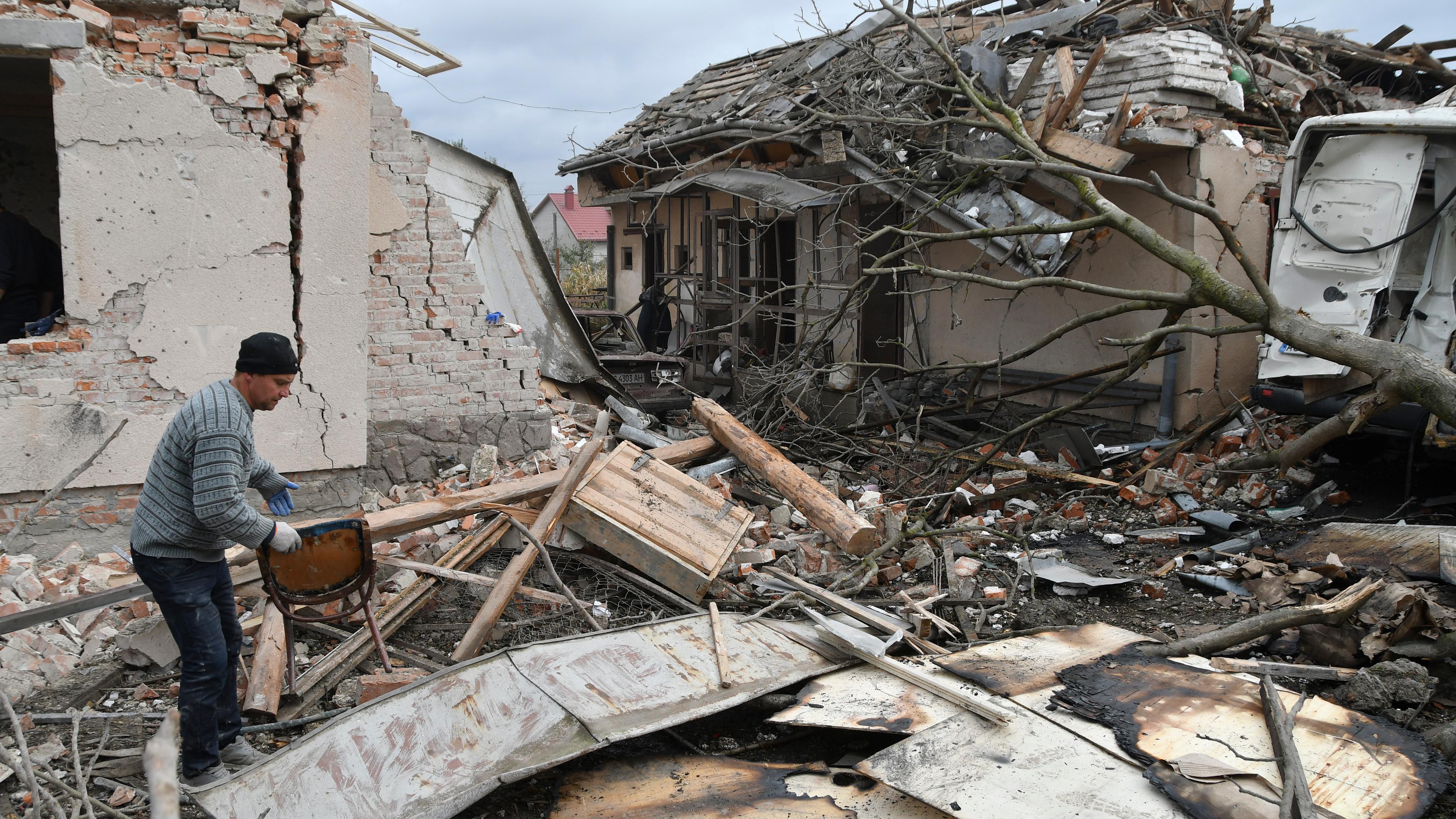 Ein Mann inspiziert in der Nacht des 5. Oktober 2025 während der anhaltenden russischen Invasion den Ort eines russischen Angriffs im Dorf Lapoivka in der Nähe von Lviv in der Westukraine. Laut einem Bericht des staatlichen Katastrophenschutzdienstes starben mindestens fünf Menschen und Dutzende wurden verletzt, nachdem Russland über Nacht einen Angriff auf die Ukraine mit mehr als 50 Raketen verschiedener Typen und 500 Angriffsdrohnen gestartet hatte. Die Regionen Lviv, Ivano-Frankivsk, Saporischschja, Tschernihiw, Sumy, Charkiw, Cherson, Odessa und Kirowohrad waren über Nacht von einem massiven kombinierten Angriff betroffen.