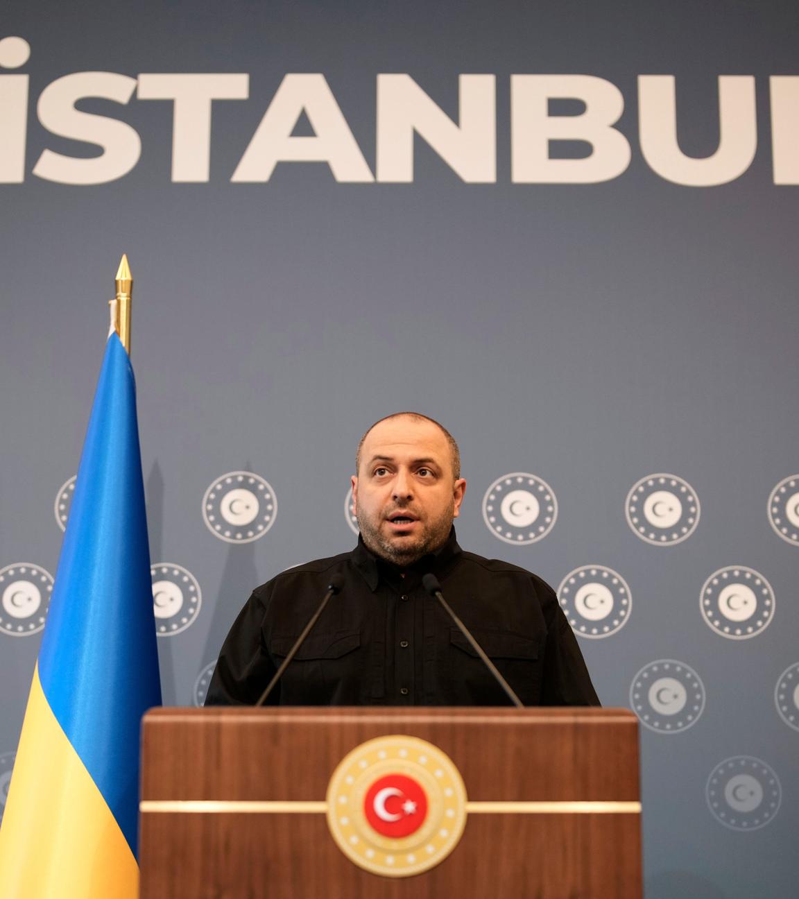 Rustem Umjerow an einem Rednerpult während Pressekonferenz in Istanbul