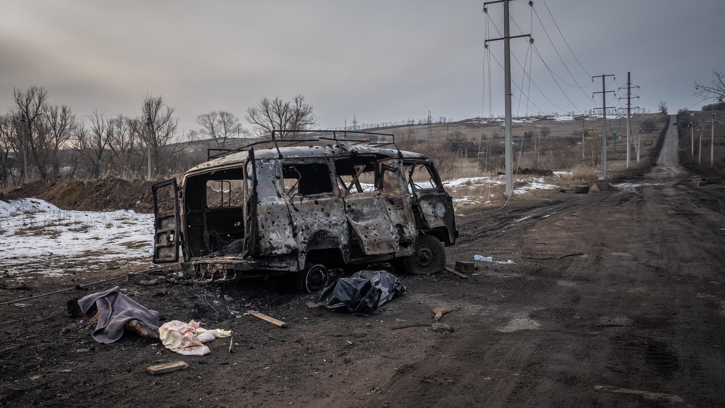 Ein zertörtes Auto steht auf einer Straße