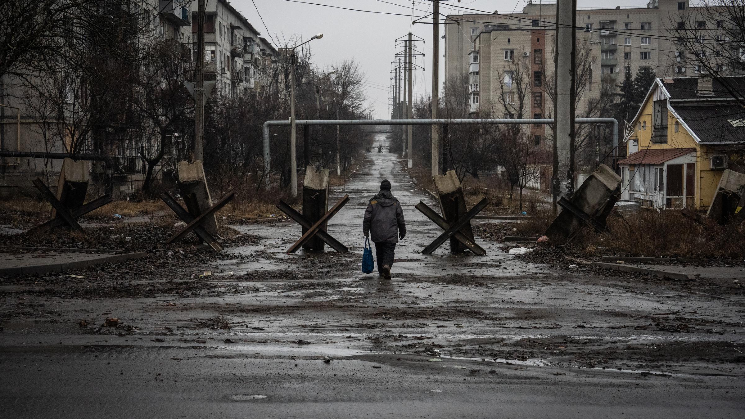 Ein Mann läuft über eine verlassene, verfallene Straße.