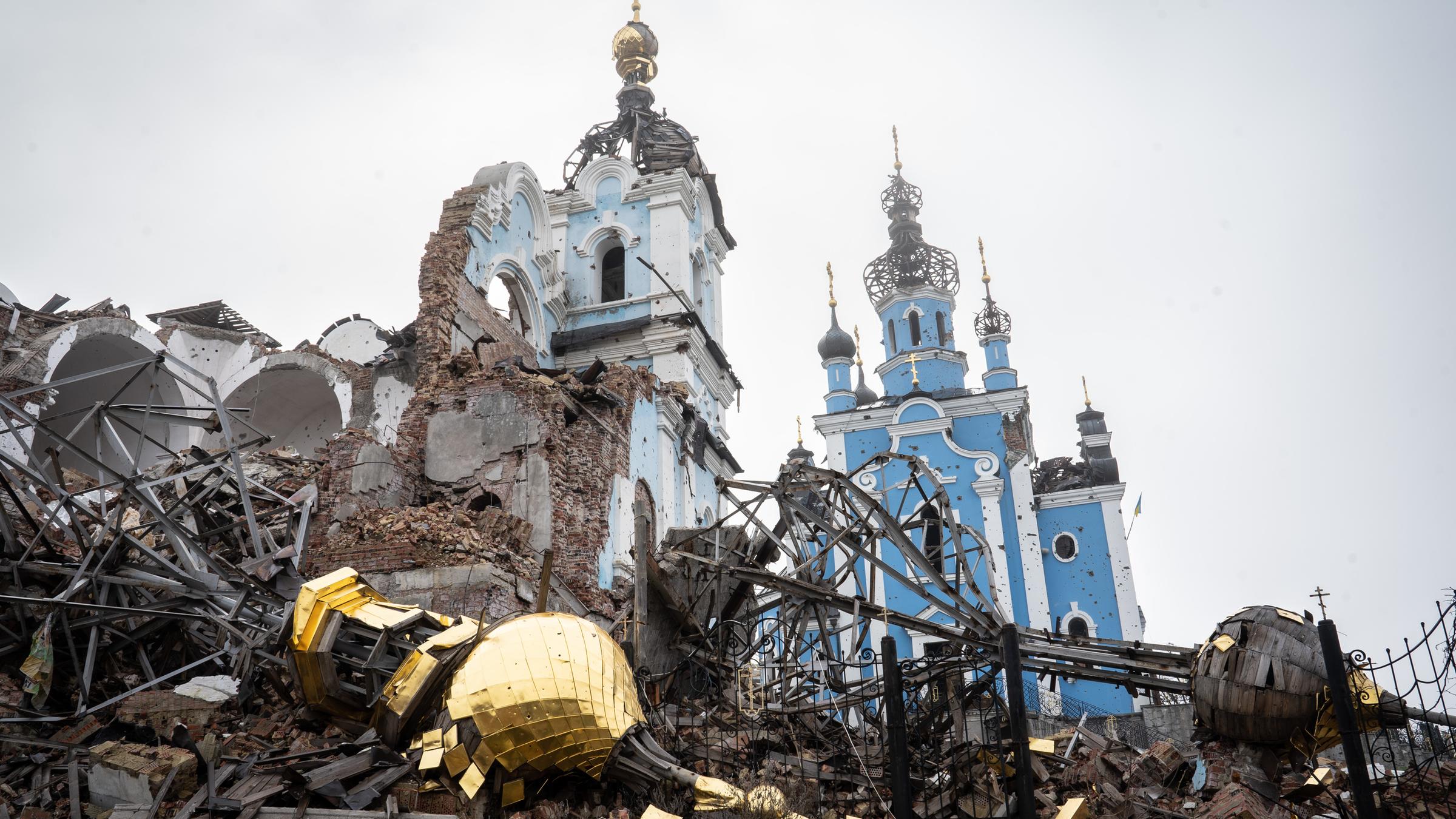 Trümmer und Zerstörung einer Kirche.