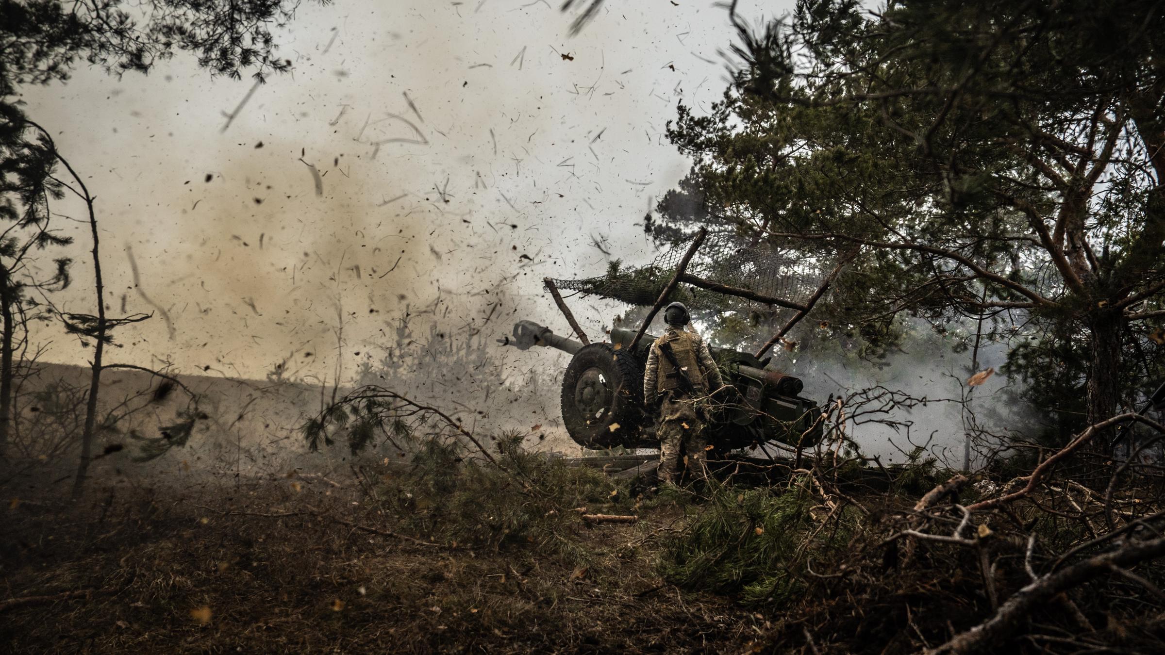 Artillerie im Einsatz in einem Wald