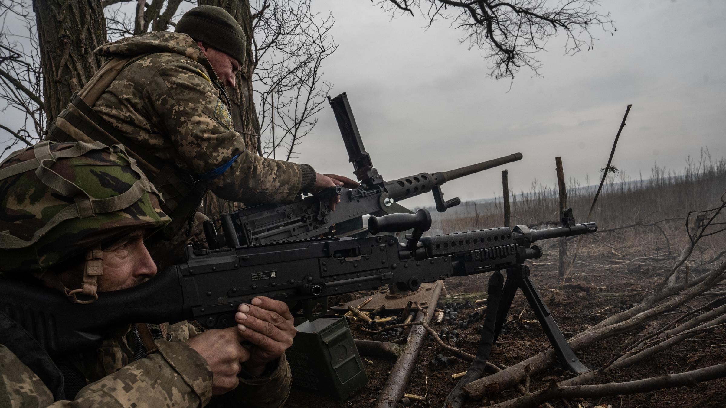 Soldaten liegen am Boden und schießen.