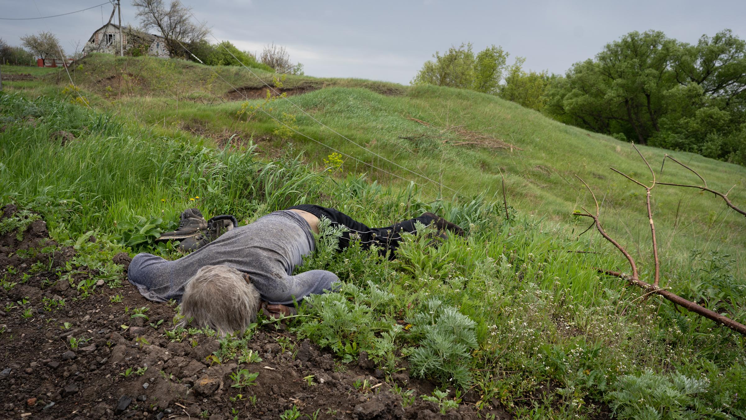 Ein getöteter Zivilist im Feld.