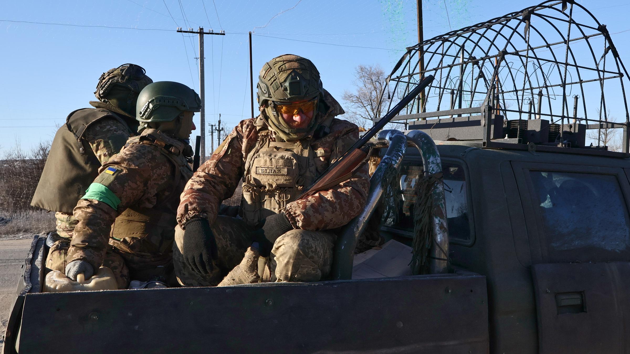 Ukraine Saporischschja: Soldaten auf der Ladefläche eines Lastwagens