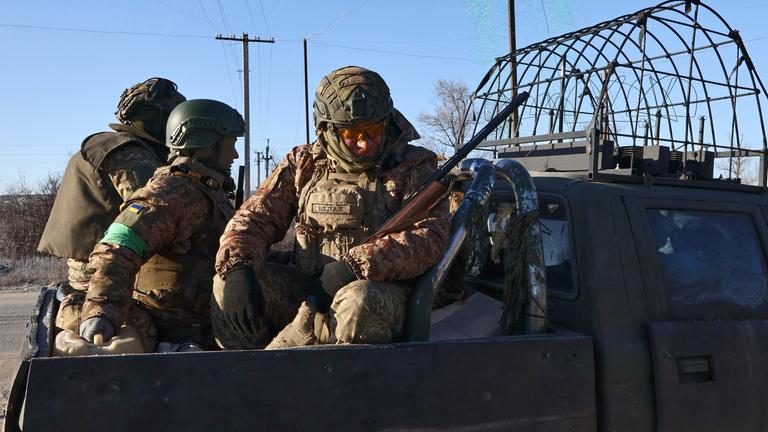 Ukraine Saporischschja: Soldaten auf der Ladefläche eines Lastwagens