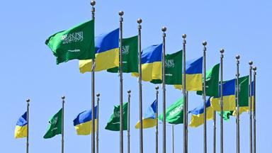 Flaggen von Saudi Arabien und Ukraine in Jeddah, Saurdi Arabien