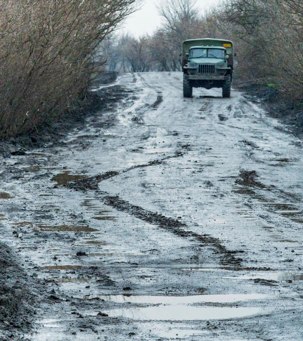 Archiv: Eine schlammige Straße in der ukrainischen Donbass-Region. 