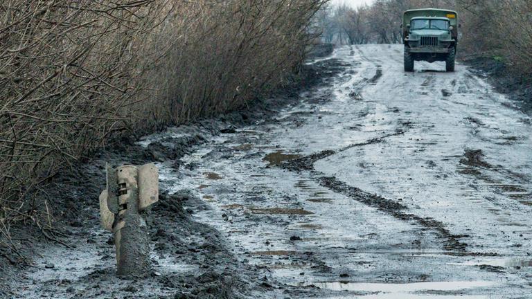 Archiv: Eine schlammige Straße in der ukrainischen Donbass-Region. 