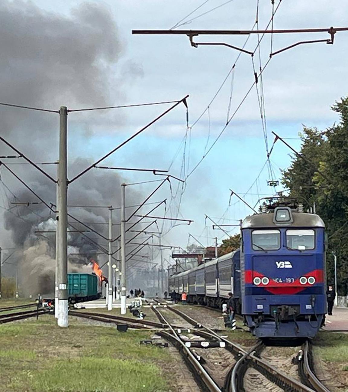 Dieses Foto, das am 04.10.2025 auf dem offiziellen Telegram-Kanal des stellvertretenden Ministerpräsidenten für den Wiederaufbau der Ukraine und Ministers für Gemeinden und Gebietsentwicklung der Ukraine, Oleksiy Kuleba, veröffentlicht wurde, zeigt einen brennenden Zugwaggon nach einem Drohnenangriff in Schostka, Region Sumy.