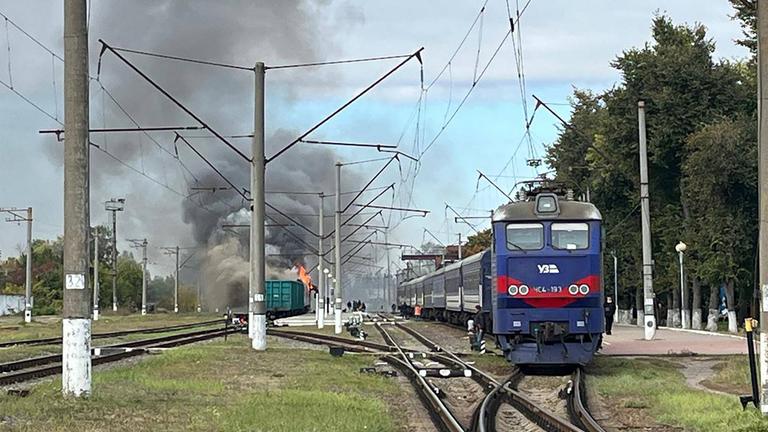 Dieses Foto, das am 04.10.2025 auf dem offiziellen Telegram-Kanal des stellvertretenden Ministerpräsidenten für den Wiederaufbau der Ukraine und Ministers für Gemeinden und Gebietsentwicklung der Ukraine, Oleksiy Kuleba, veröffentlicht wurde, zeigt einen brennenden Zugwaggon nach einem Drohnenangriff in Schostka, Region Sumy.