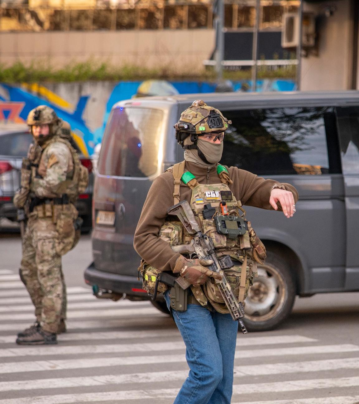 18.04.2026, Ukraine, Kiew: Polizeibeamte sichern den Ort, an dem ein Bewaffneter mindestens sechs Menschen auf der Straße getötet hat, bevor er von der Polizei erschossen wurde.
