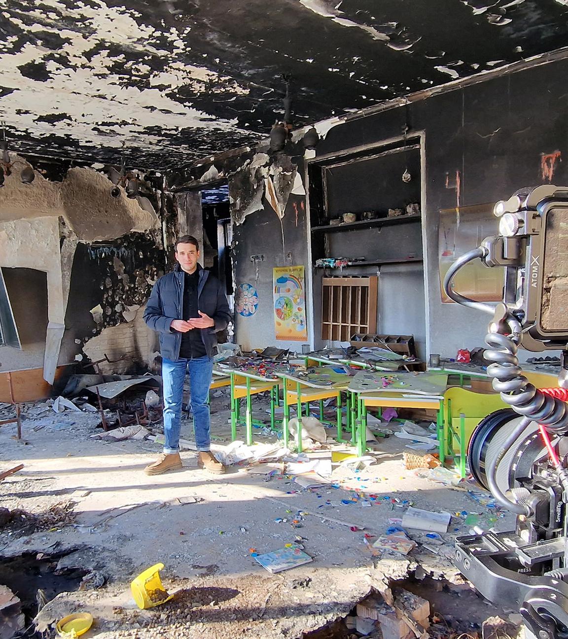 logo!-Reporter Sherif steht in einer zerstörten Schule in der Ukraine