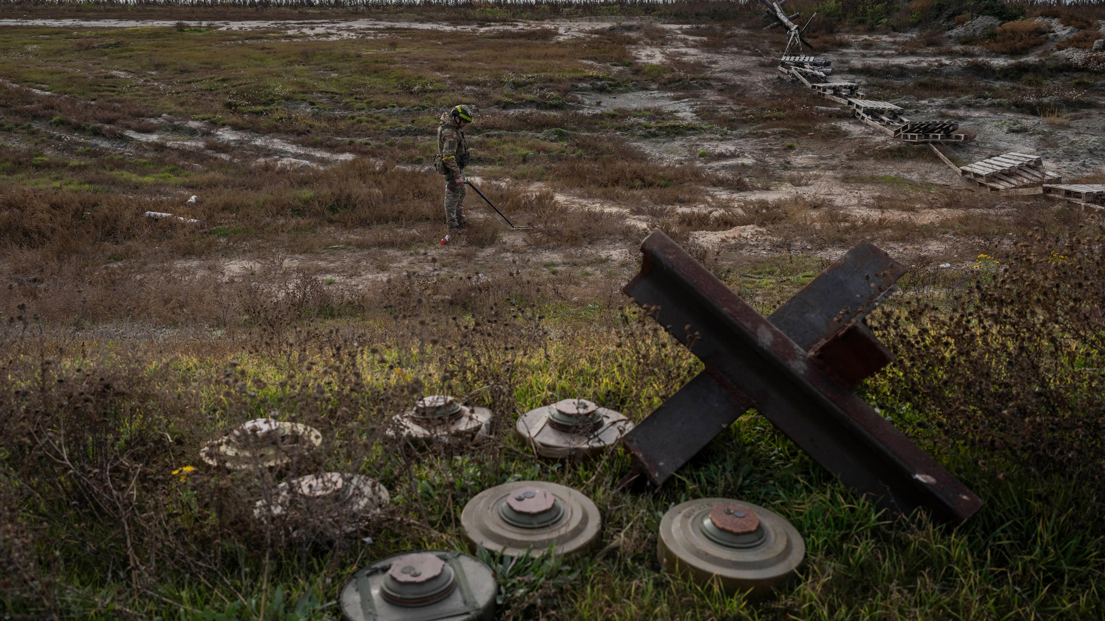 Ukraine: Ein ukrainischer Soldat sucht auf dem Feld eines kürzlich befreiten Dorfes am Rande von Cherson nach Minen.