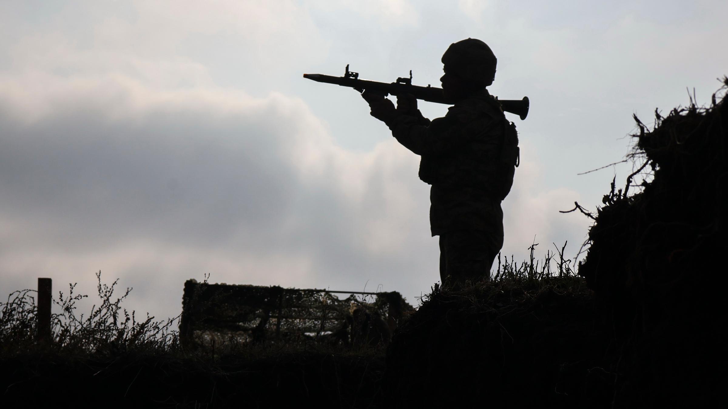 Ein ukrainischer Soldat hält einen Granatenwerfer in Saporischschja.