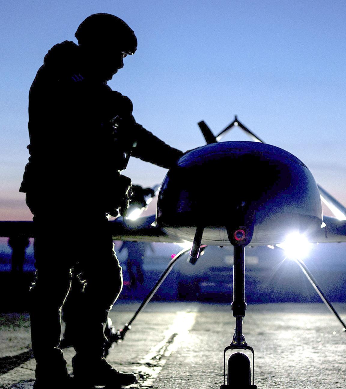 Ukrainische Soldaten des Verteidigungsnachrichtendienstes bereiten den Start der Langstreckendrohne An-196 Ljutyj an einem ungenannten Ort in der Ukraine vor.