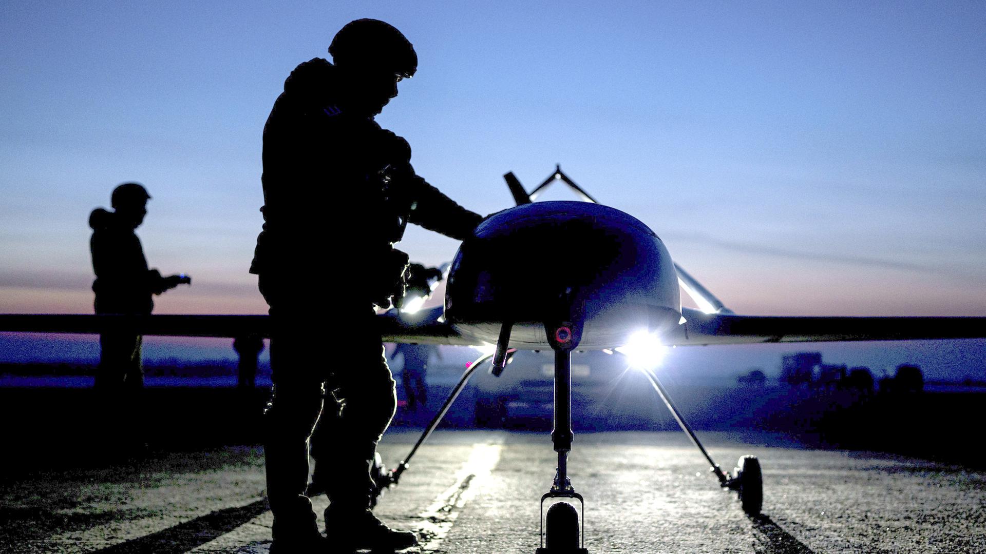 Ukrainische Soldaten des Verteidigungsnachrichtendienstes bereiten den Start der Langstreckendrohne An-196 Ljutyj an einem ungenannten Ort in der Ukraine vor.