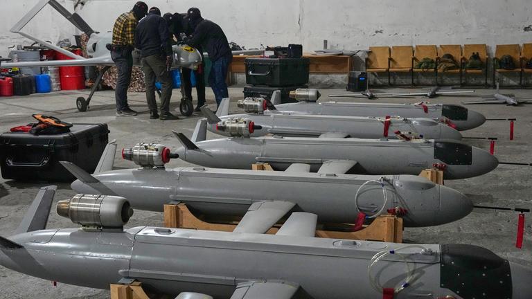 Soldaten des ukrainischen Verteidigungsministeriums stellen an einem ungenannten Ort in der Ukraine Drohnen gegen Russland auf. (28.05.2026)