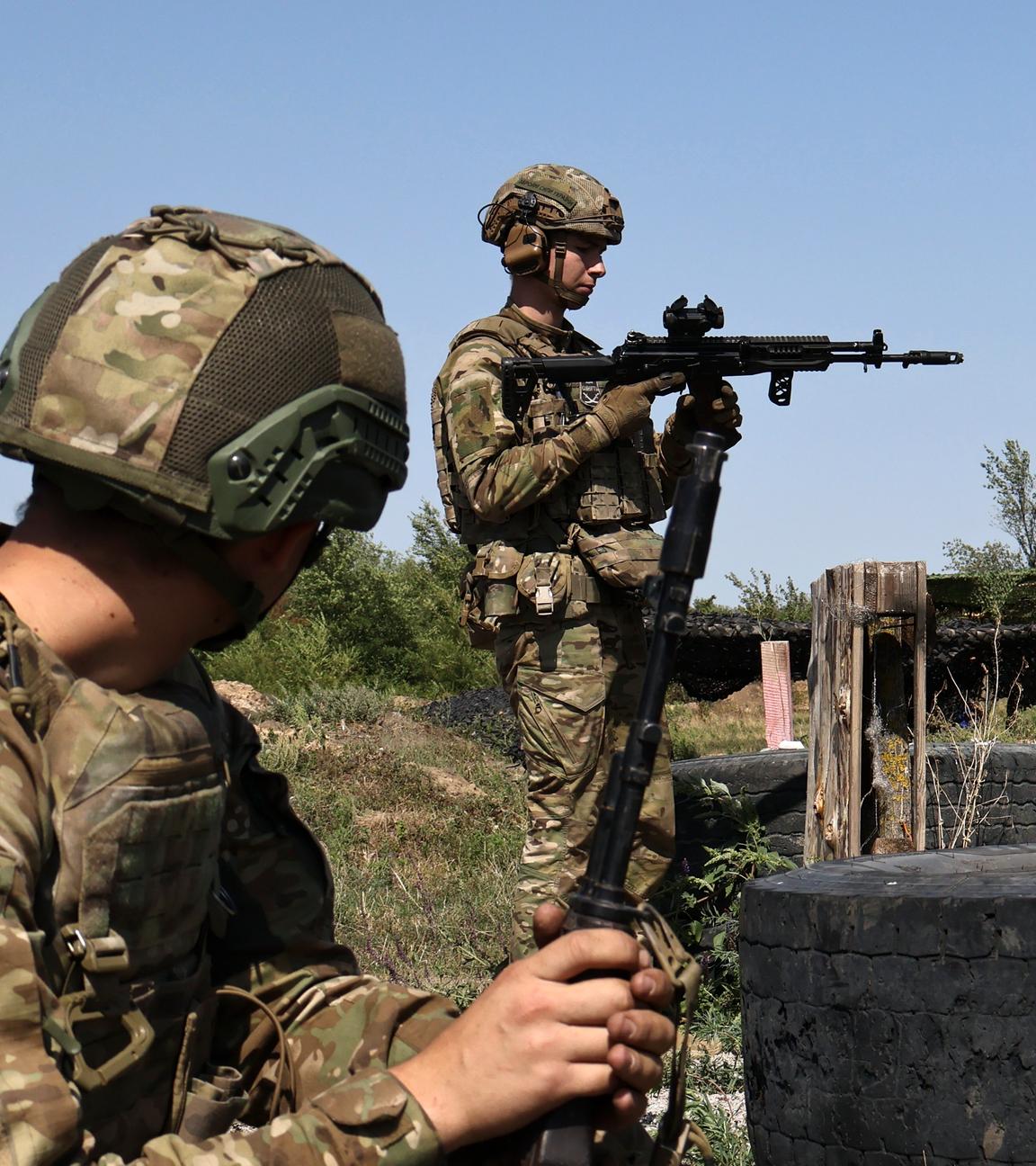 Ukrainische Soldaten trainieren nahe der Frontlinie bei Saporischschja