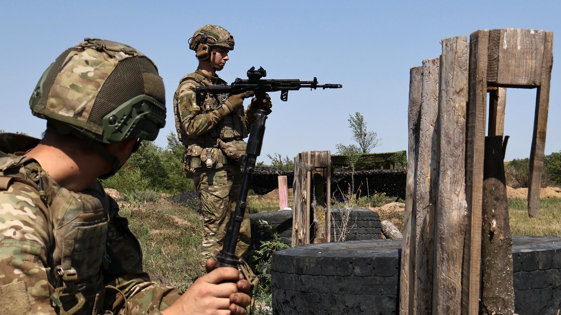 Ukrainische Soldaten trainieren nahe der Frontlinie bei Saporischschja