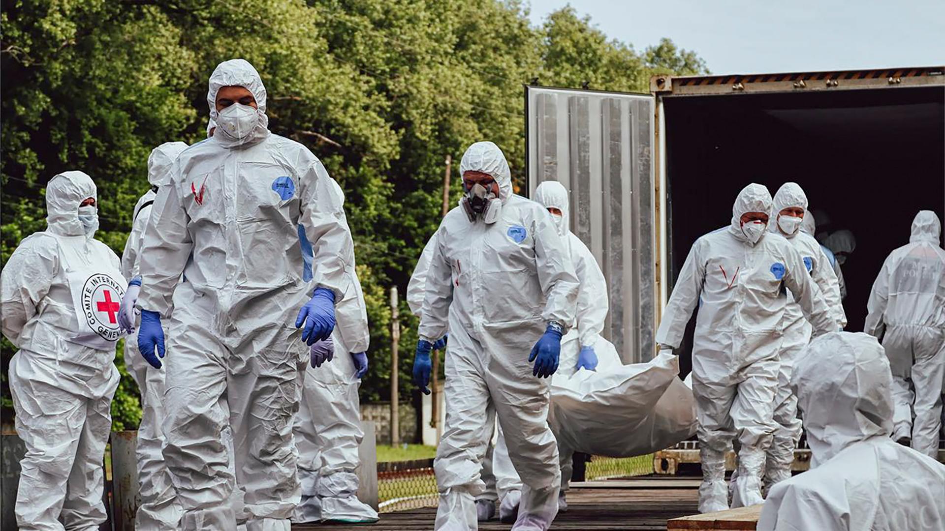 Ein ukrainisches Spezialteam nimmt die Leichen von getöteten Ukrainern entgegen.