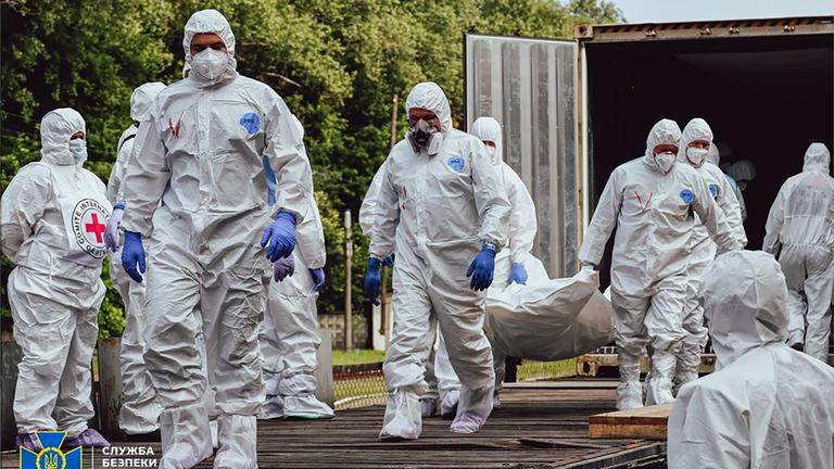 Ein ukrainisches Spezialteam nimmt die Leichen von getöteten Ukrainern entgegen.