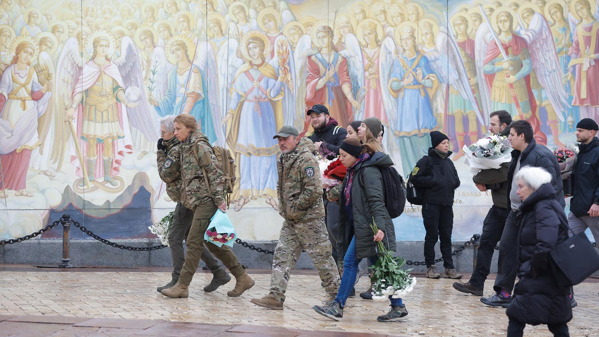 Soldaten und Zivilisten in Kiew