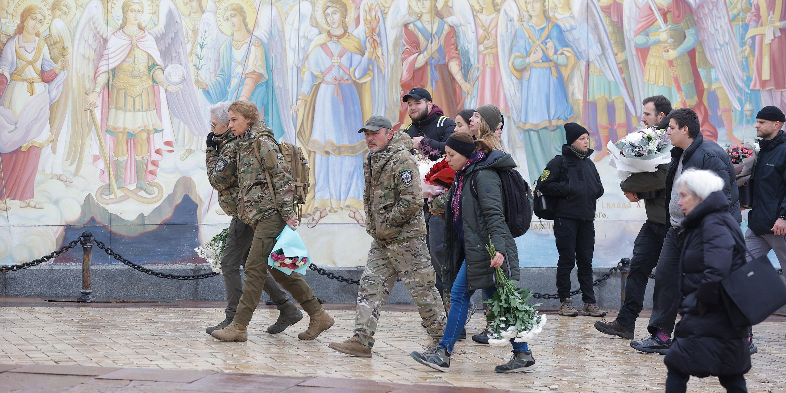 Soldaten und Zivilisten in Kiew