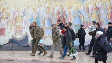 Soldaten und Zivilisten in Kiew