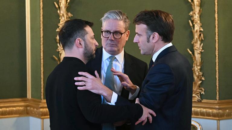 Keir Starmer, Wolodymyr Selenskyj und Emmanuel Macron unterhalten sich während des Sonder-Gipfeltreffens